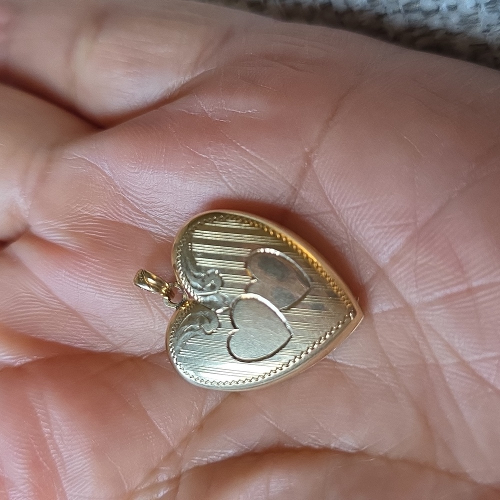 Heart Shaped Engraved Yellow Gold Vintage Locket 10k - Picture 6 of 7